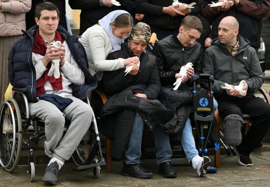 Патриарх Кирилл выпустил голубей в праздник Благовещения