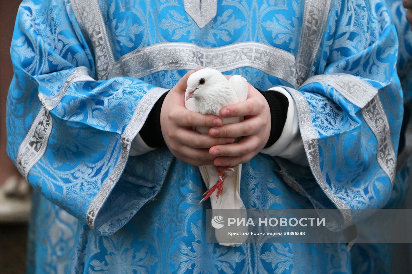 Патриарх Кирилл выпустил голубей в праздник Благовещения