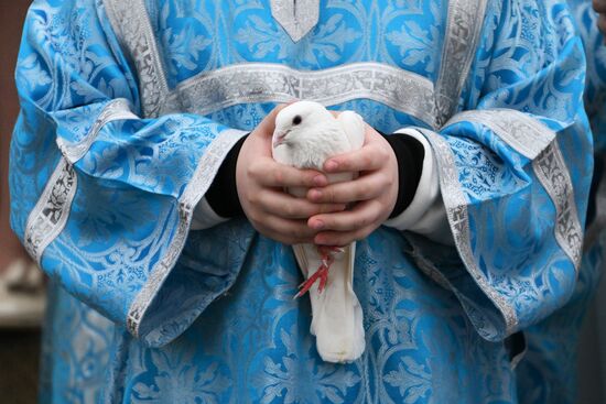 Патриарх Кирилл выпустил голубей в праздник Благовещения