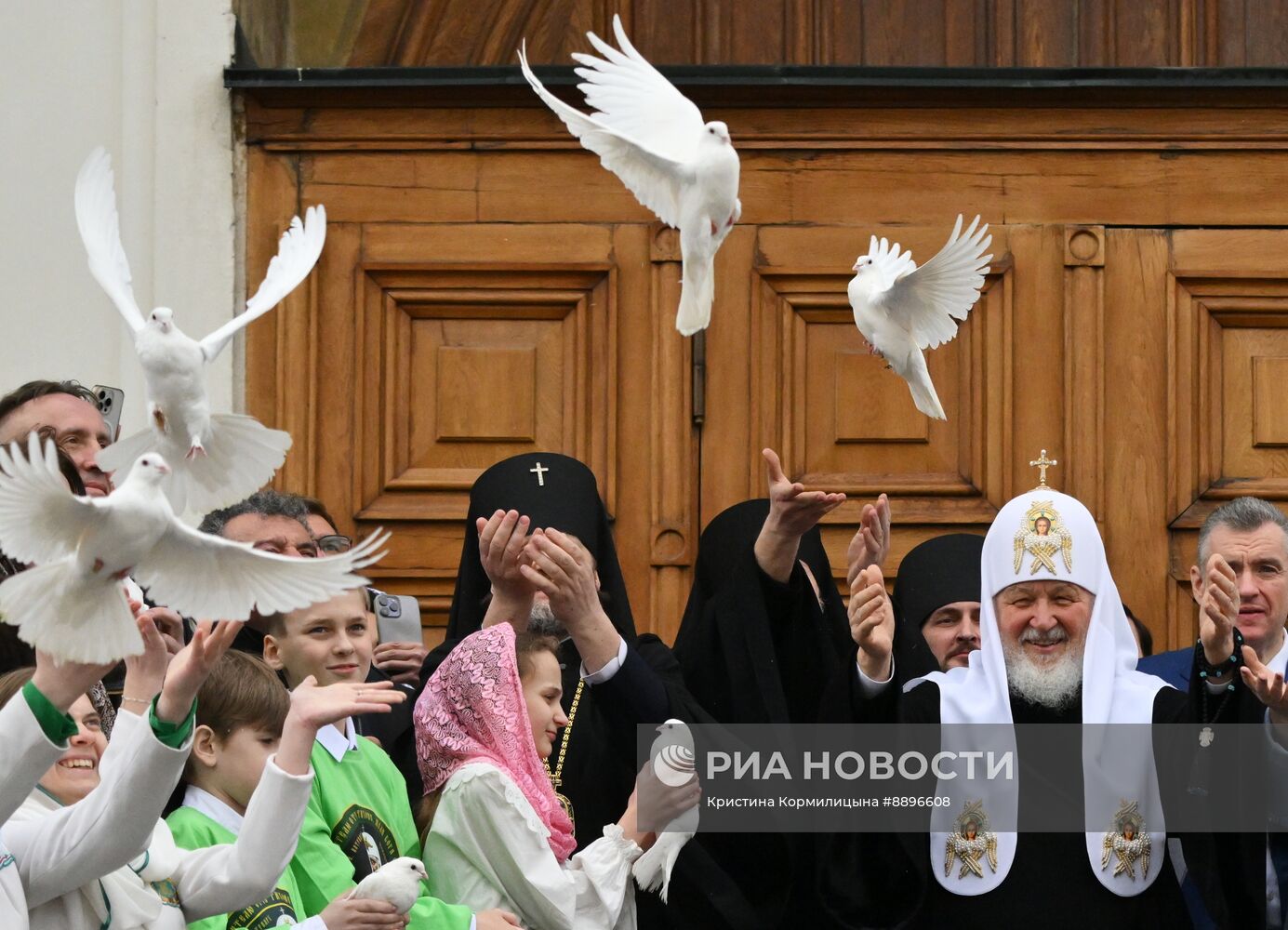 Патриарх Кирилл выпустил голубей в праздник Благовещения