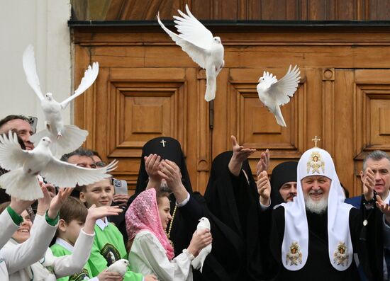Патриарх Кирилл выпустил голубей в праздник Благовещения