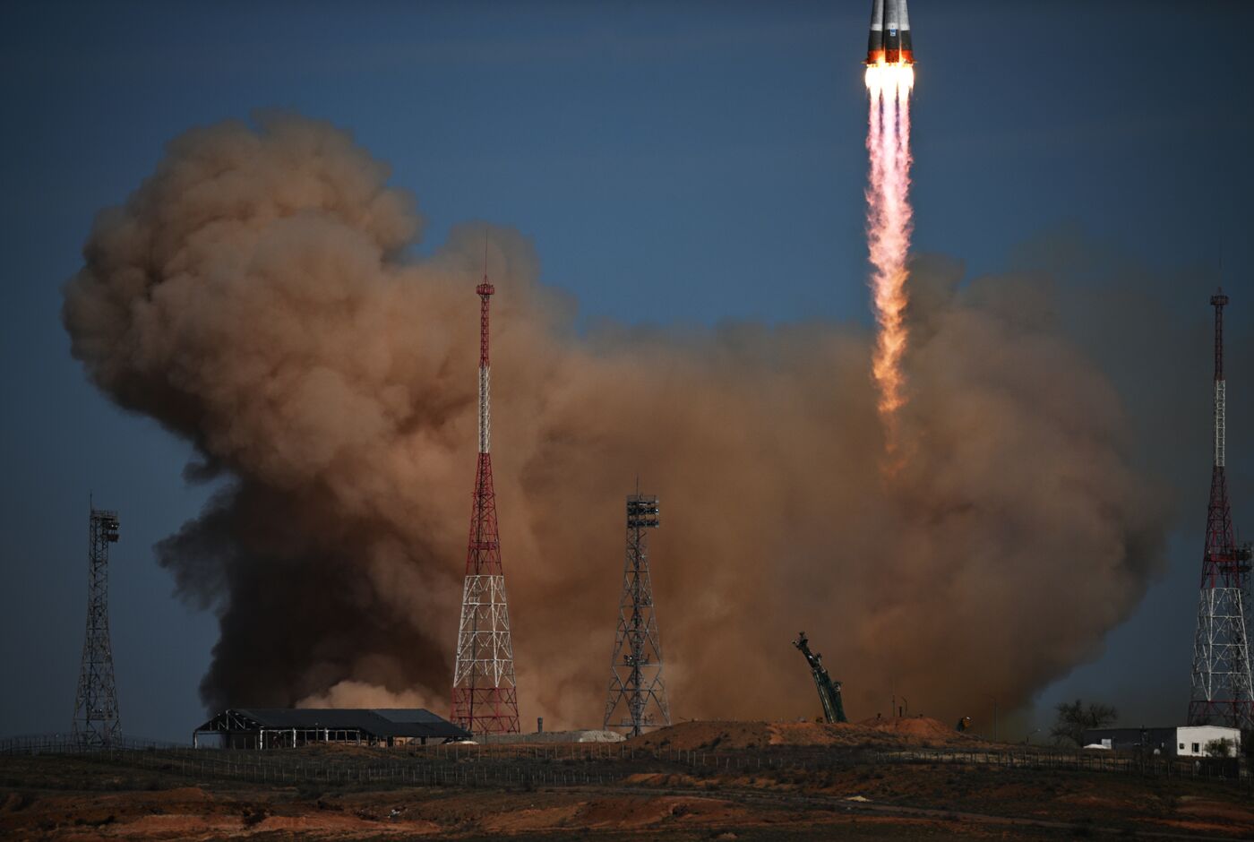 Запуск РН "Союз-2.1а" с кораблем "Союз МС-27" с космодрома Байконур