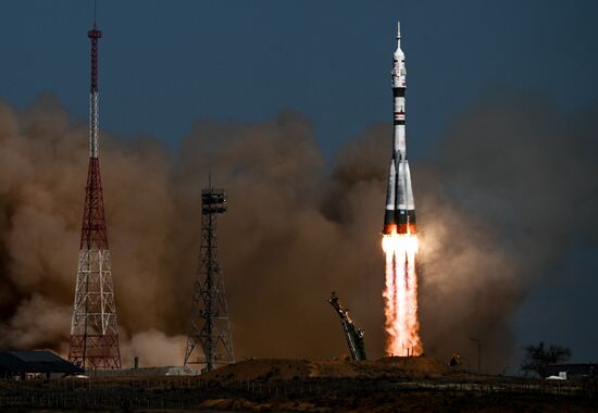 Запуск РН "Союз-2.1а" с кораблем "Союз МС-27" с космодрома Байконур