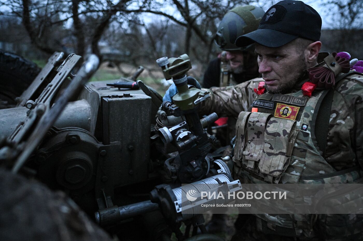 Расчет гаубицы Д-30 спецназа "Ахмат" МО РФ