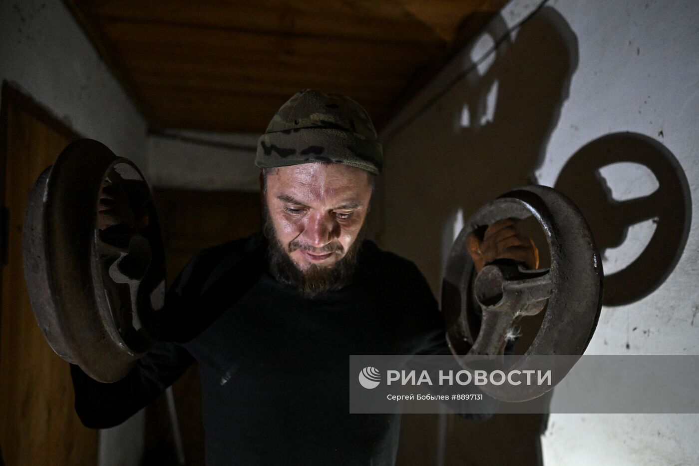 Расчет гаубицы Д-30 спецназа "Ахмат" МО РФ