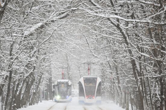 Циклон "Зион" принёс в Москву сильный снегопад 