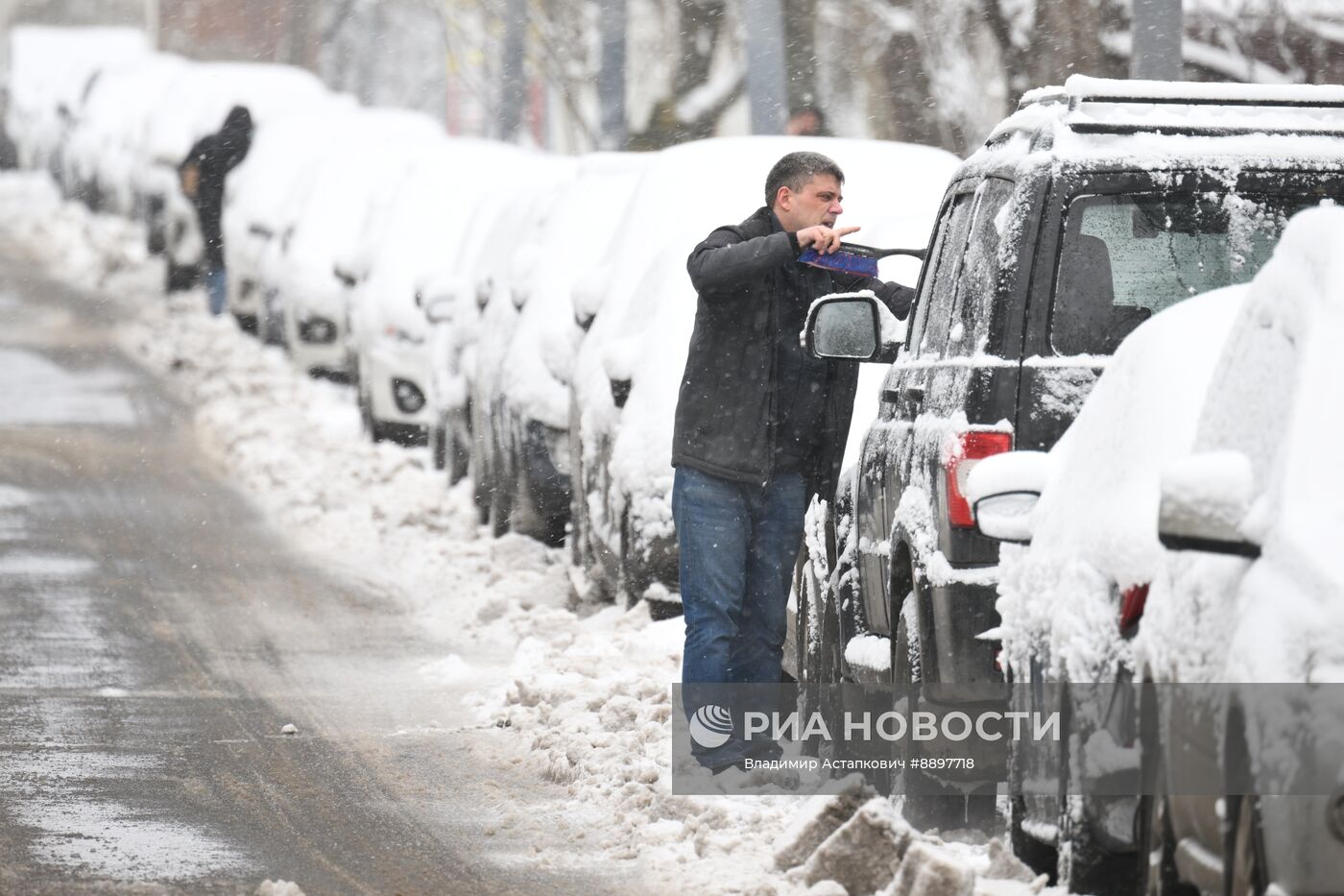 Циклон "Зион" принёс в Москву сильный снегопад 