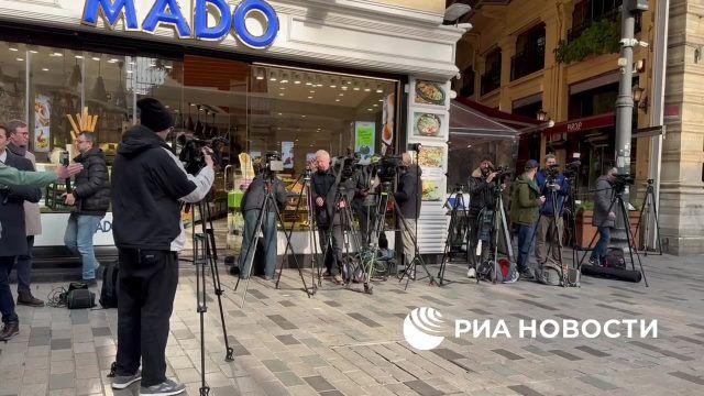 Журналисты выстроились перед зданием российского генконсульства в Стамбуле
