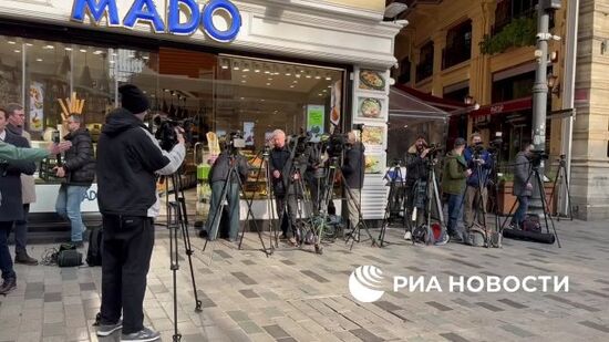 Журналисты выстроились перед зданием российского генконсульства в Стамбуле