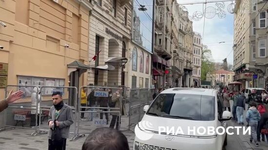 Автомобиль с российской делегацией у генконсульства России в Стамбуле