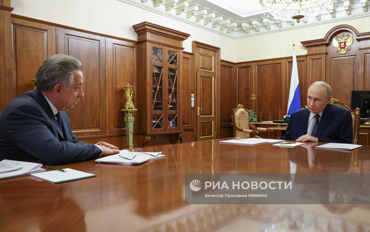 Президент Владимир Путин встретился с директором "ДОМ.РФ" Виталием Мутко
