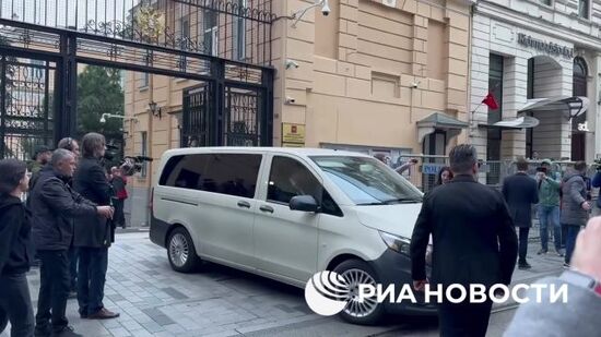 Американская делегация покидает генконсульство России в Стамбуле после переговоров