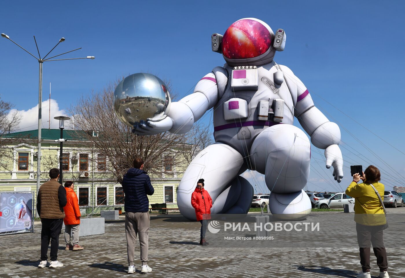 В Евпатории установили арт-объект ко Дню космонавтики