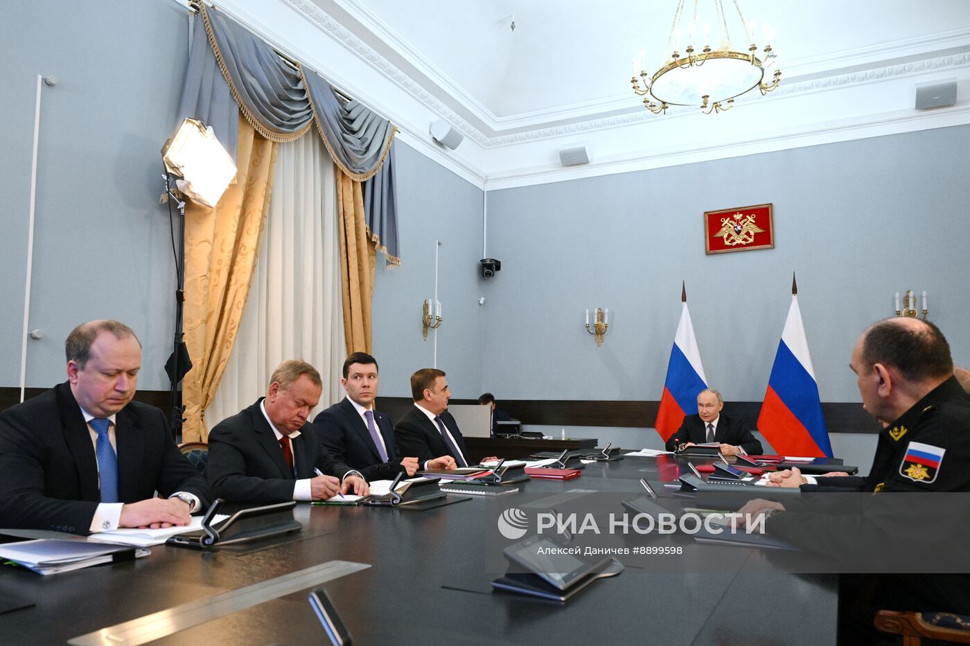 Президент Владимир Путин провел совещание по вопросам развития Военно-морского флота