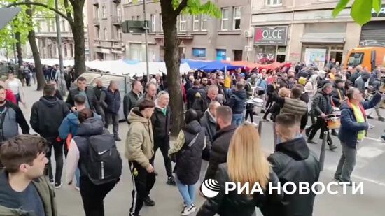 Участники торжественного собрания сторонников президента Сербии Вучича развернули в пятницу самый большой в истории национальный флаг длиной 200 метров, передает корреспондент РИА Новости.