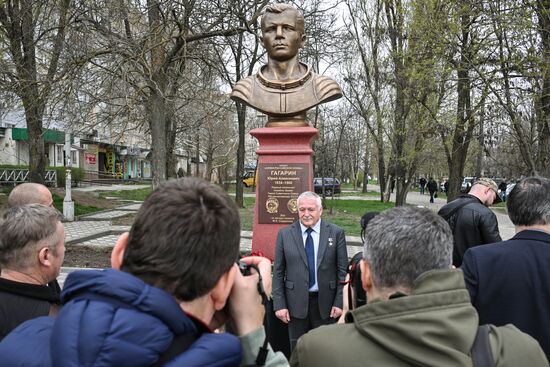 Открытие памятника Ю. Гагарину в Мелитополе
