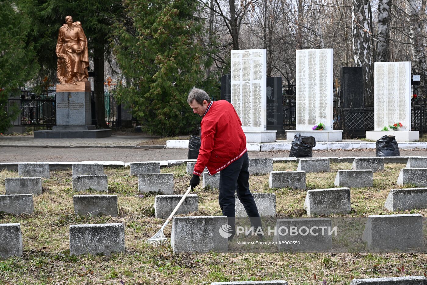Субботник на Архангельском кладбище в Казани у братских захоронений