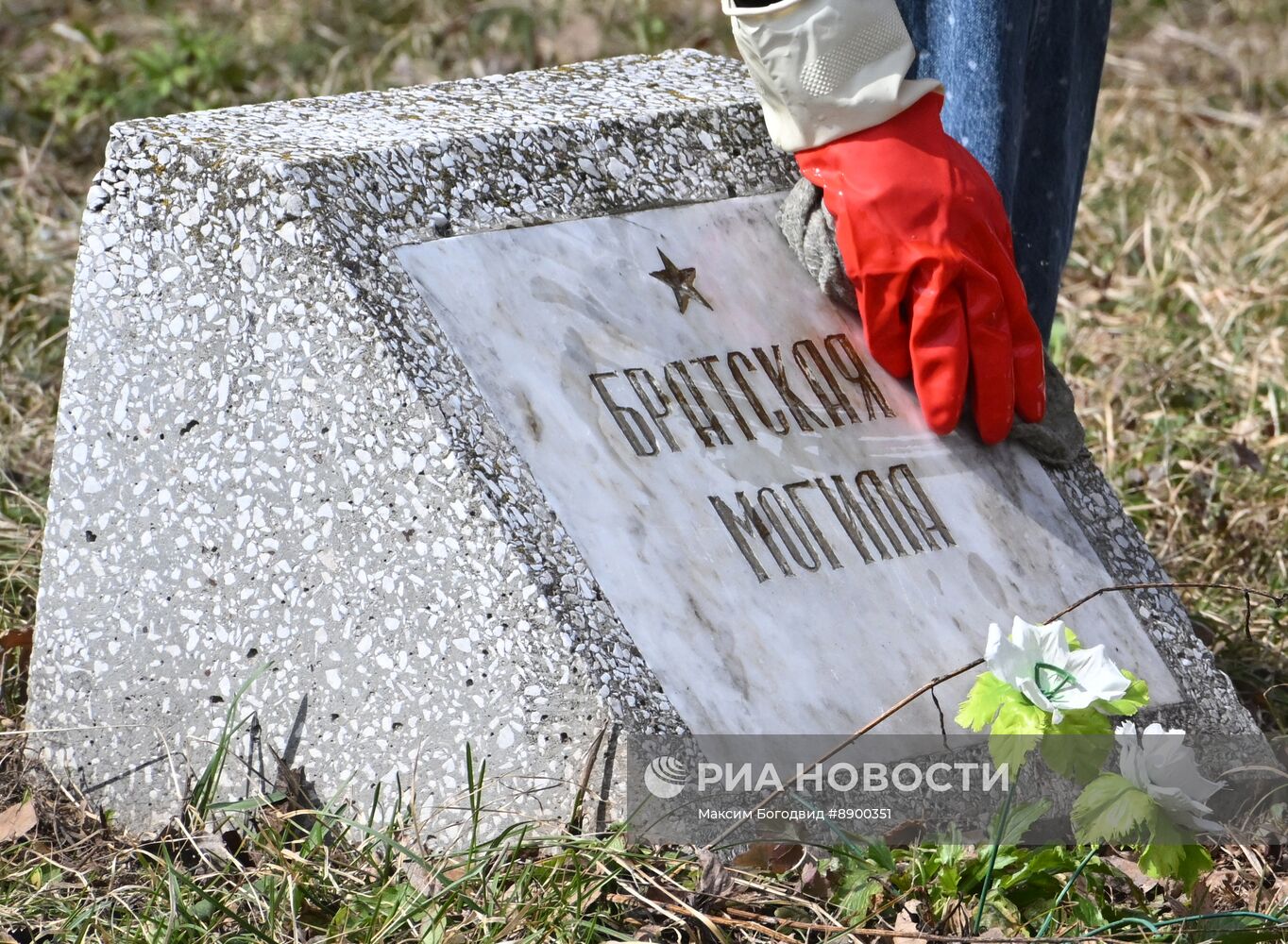 Субботник на Архангельском кладбище в Казани у братских захоронений