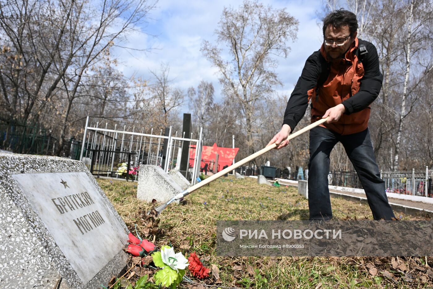 Субботник на Архангельском кладбище в Казани у братских захоронений