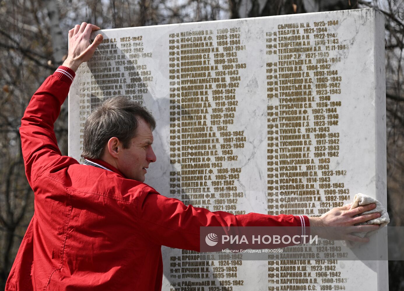 Субботник на Архангельском кладбище в Казани у братских захоронений