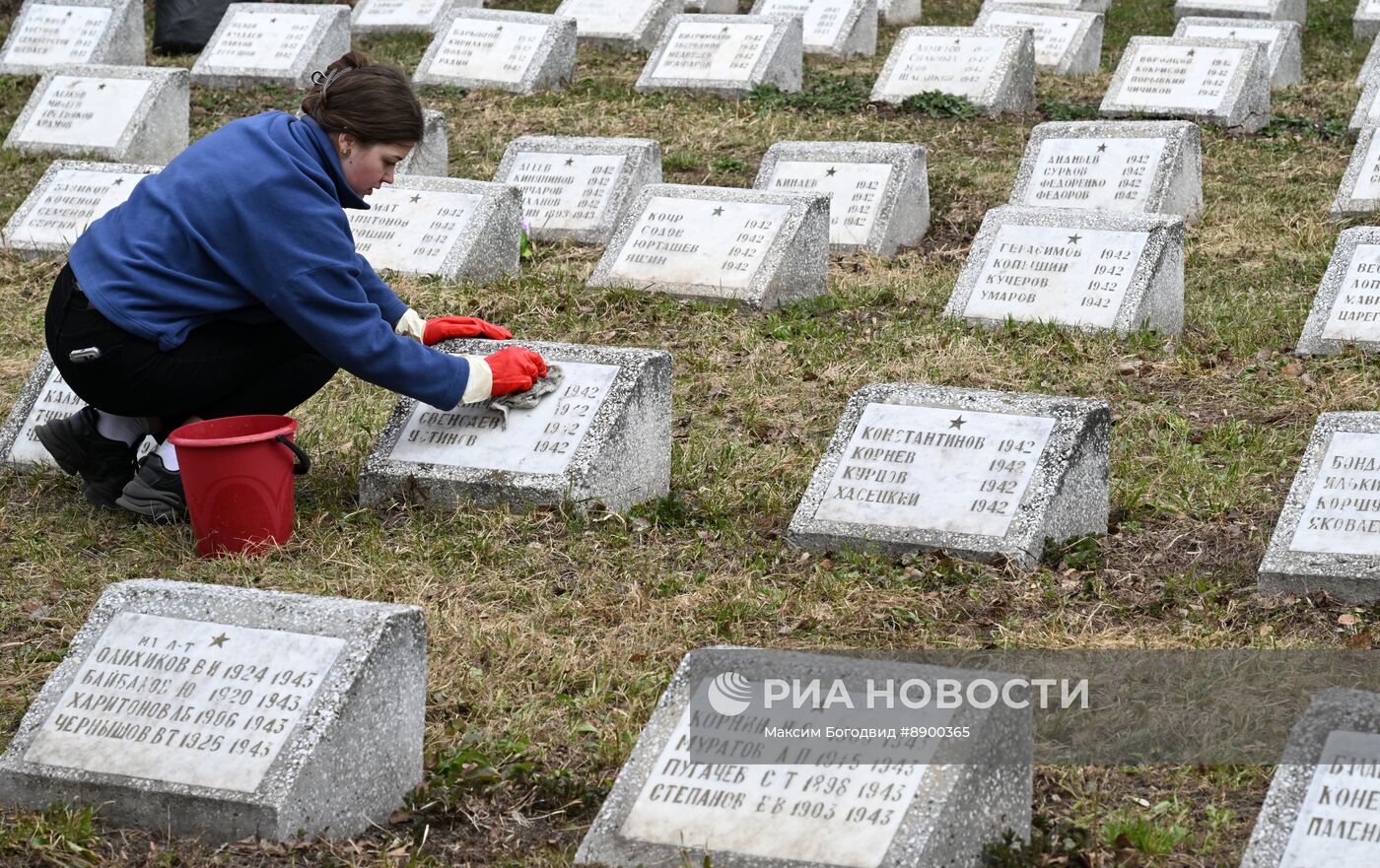 Субботник на Архангельском кладбище в Казани у братских захоронений