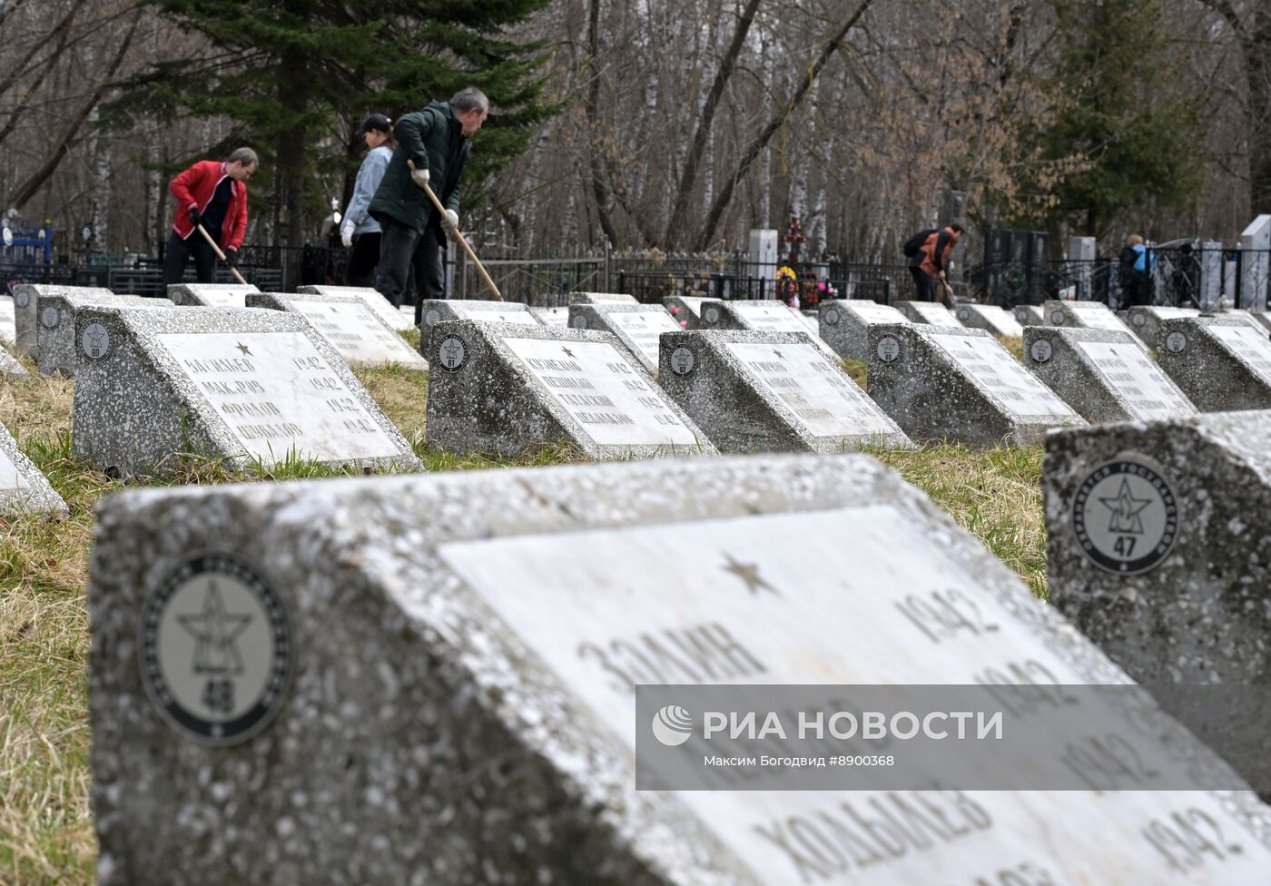 Субботник на Архангельском кладбище в Казани у братских захоронений