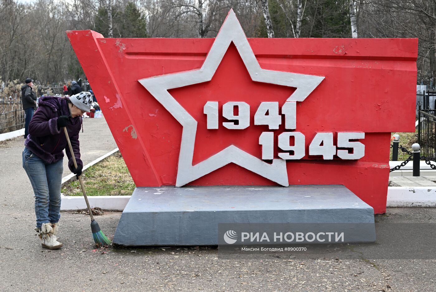 Субботник на Архангельском кладбище в Казани у братских захоронений