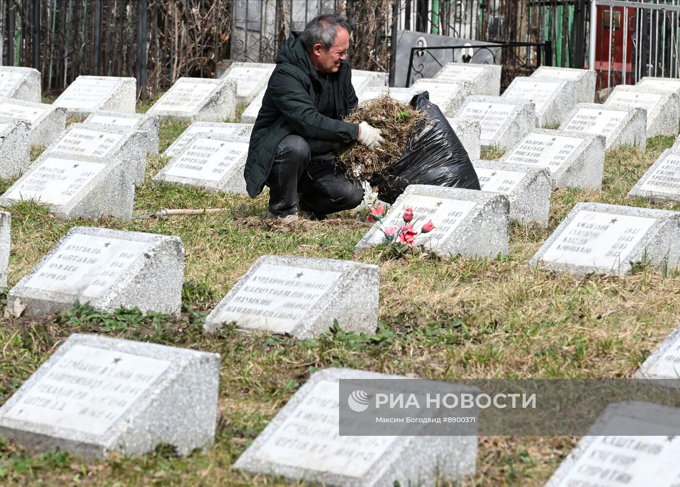 Субботник на Архангельском кладбище в Казани у братских захоронений