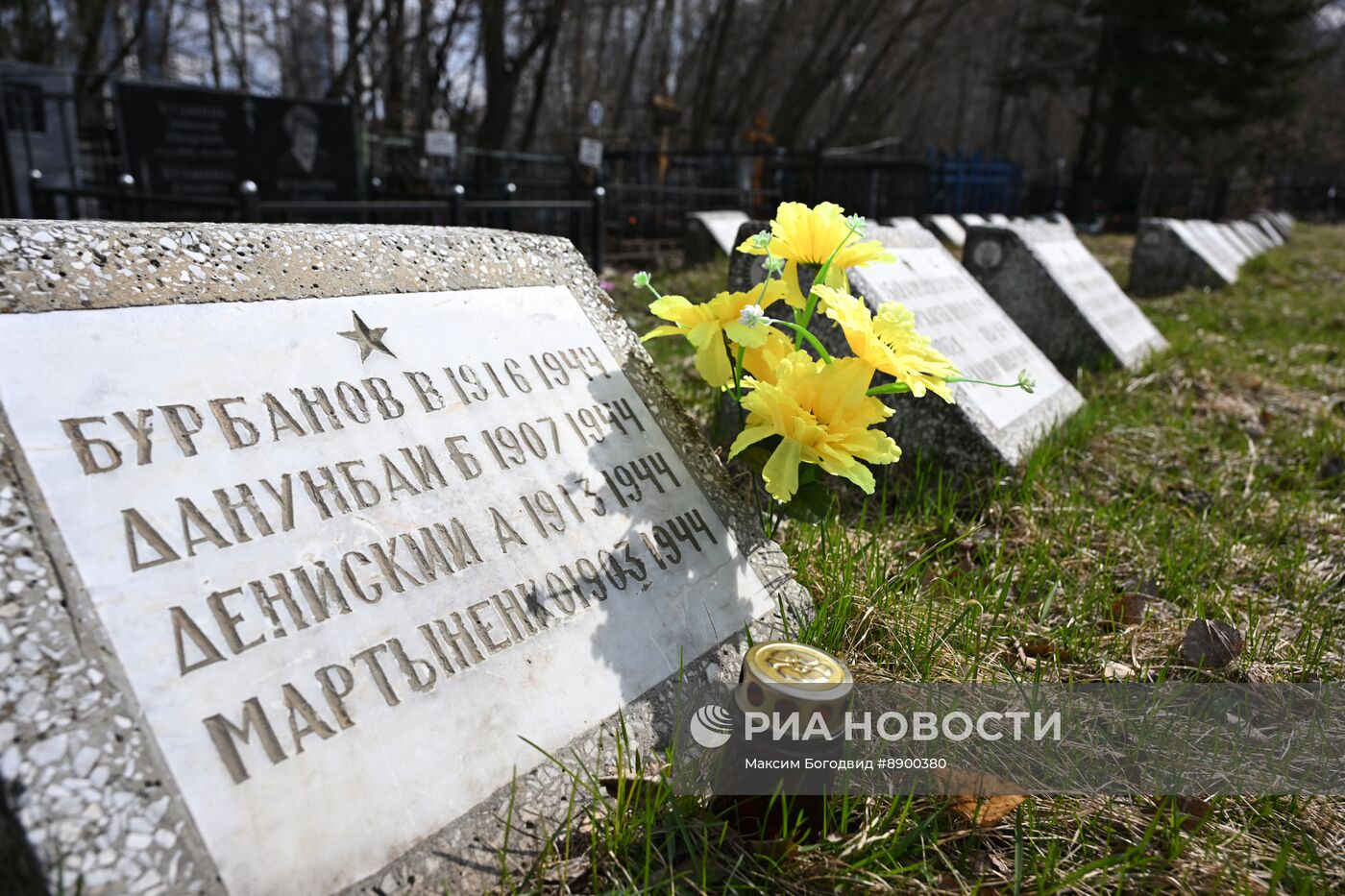 Субботник на Архангельском кладбище в Казани у братских захоронений