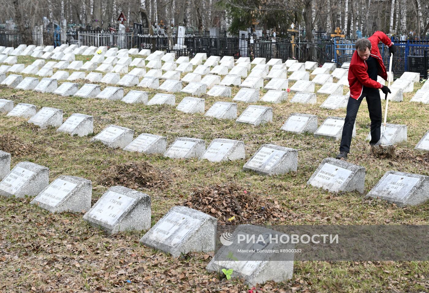 Субботник на Архангельском кладбище в Казани у братских захоронений