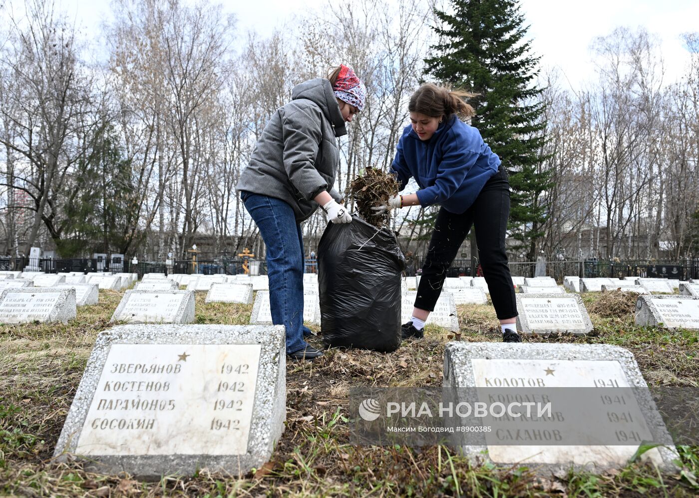 Субботник на Архангельском кладбище в Казани у братских захоронений
