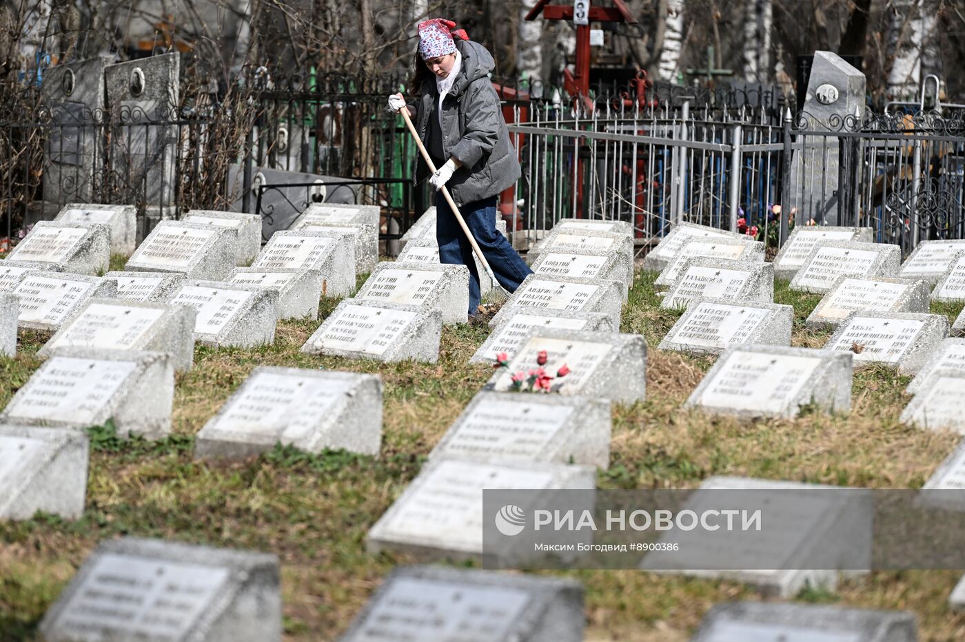 Субботник на Архангельском кладбище в Казани у братских захоронений