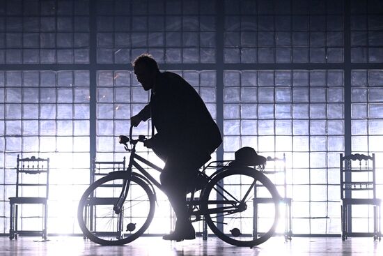 Спектакль "Солнце Ландау" в театре им. Евг. Вахтангова