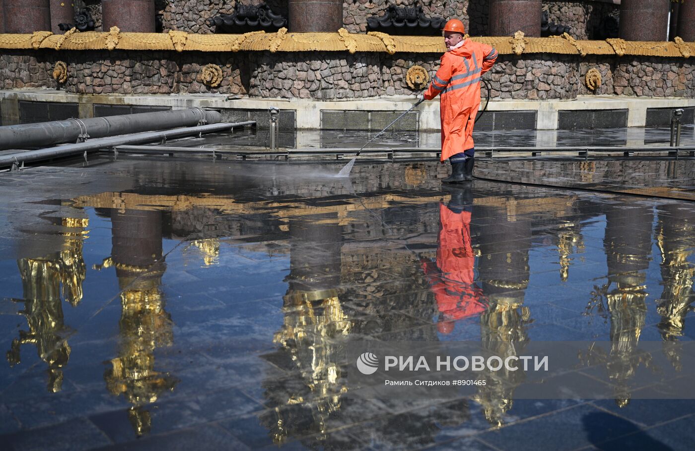 Промывка фонтана "Дружба народов" на ВДНХ