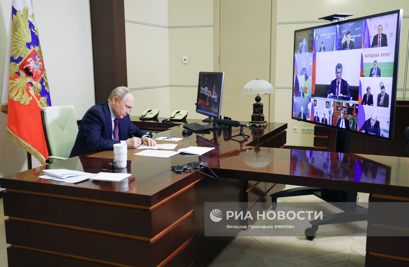 Президент Владимир Путин провел совещание с членами правительства РФ