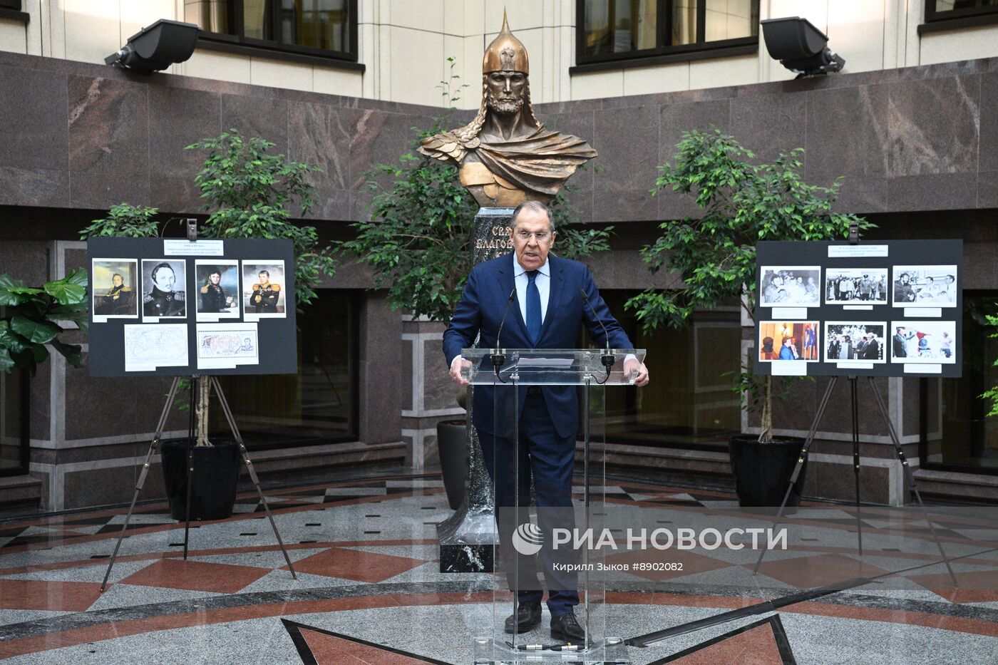 Глава МИД России С. Лавров открыл выставку "Юбилейный год: от Мексики до Аргентины"