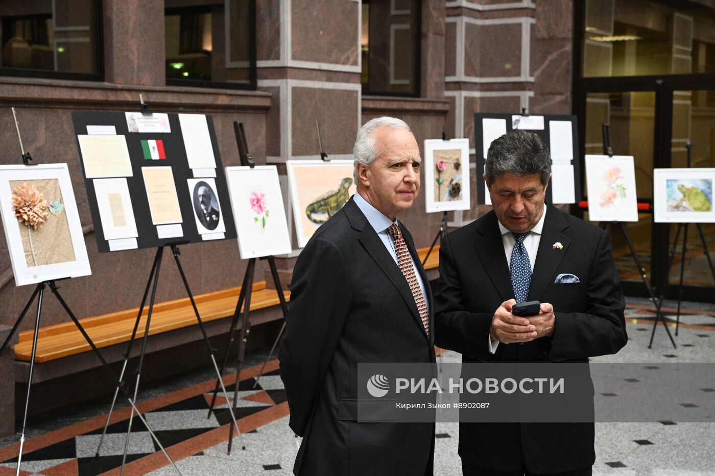 Глава МИД России С. Лавров открыл выставку "Юбилейный год: от Мексики до Аргентины"