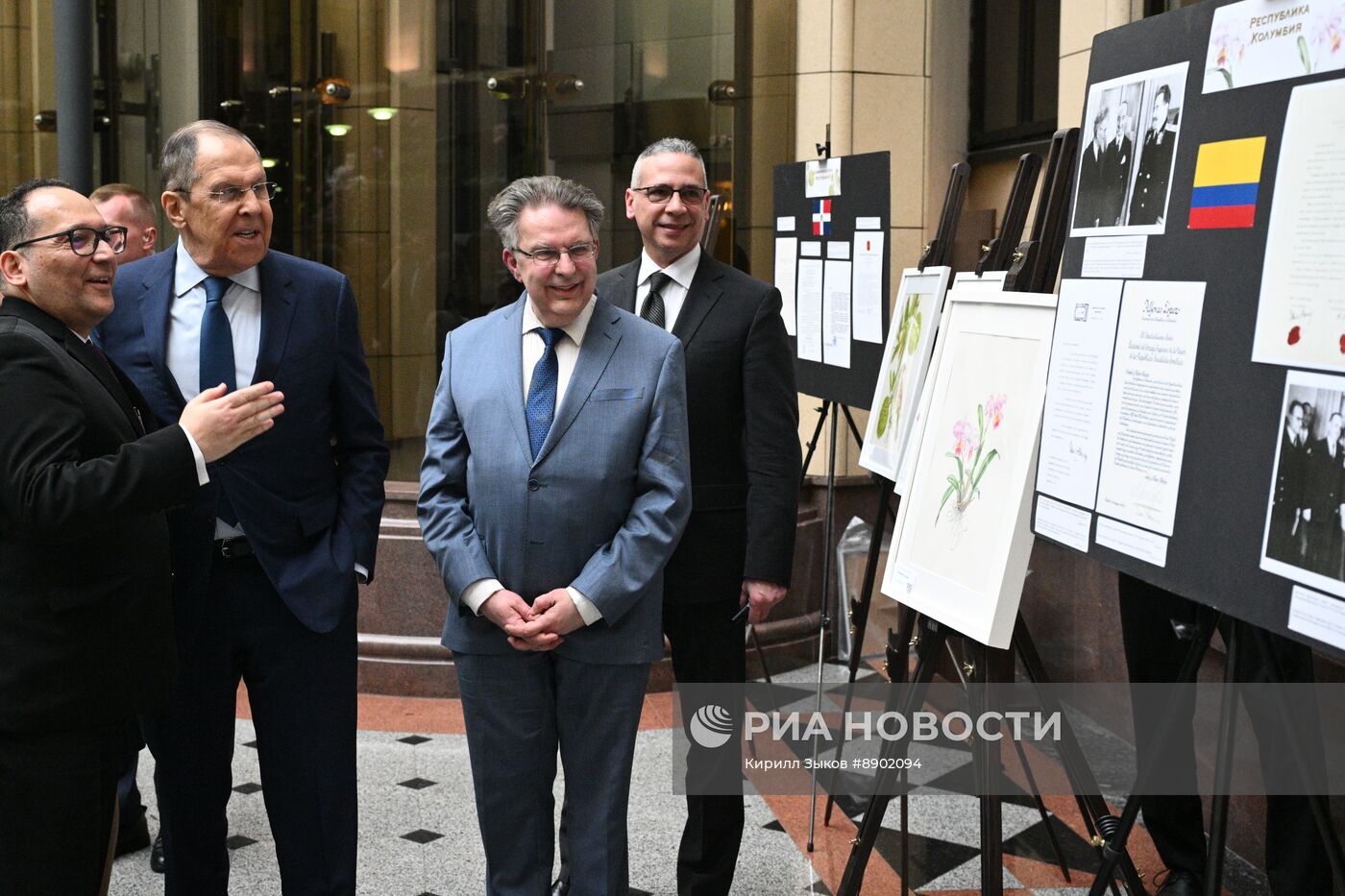 Глава МИД России С. Лавров открыл выставку "Юбилейный год: от Мексики до Аргентины"