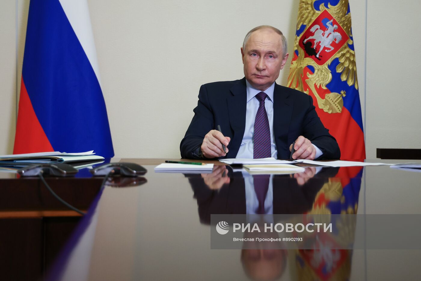 Президент Владимир Путин провел заседание президиума Госсовета "О развитии инфраструктуры для жизни"