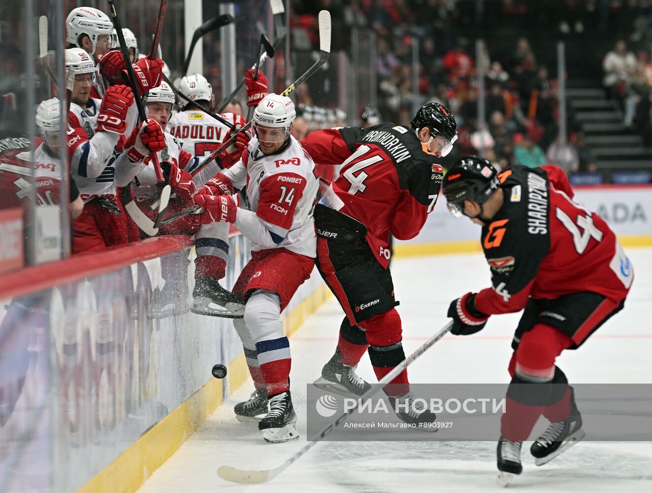 Хоккей. КХЛ. Матч "Авангард" - "Локомотив"