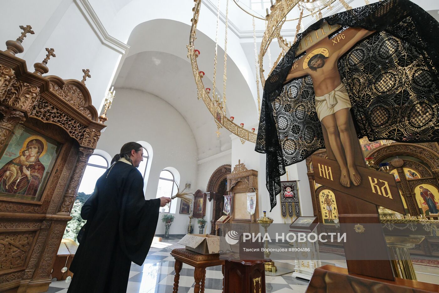 Раздача куличей в ЛНР к Пасхе