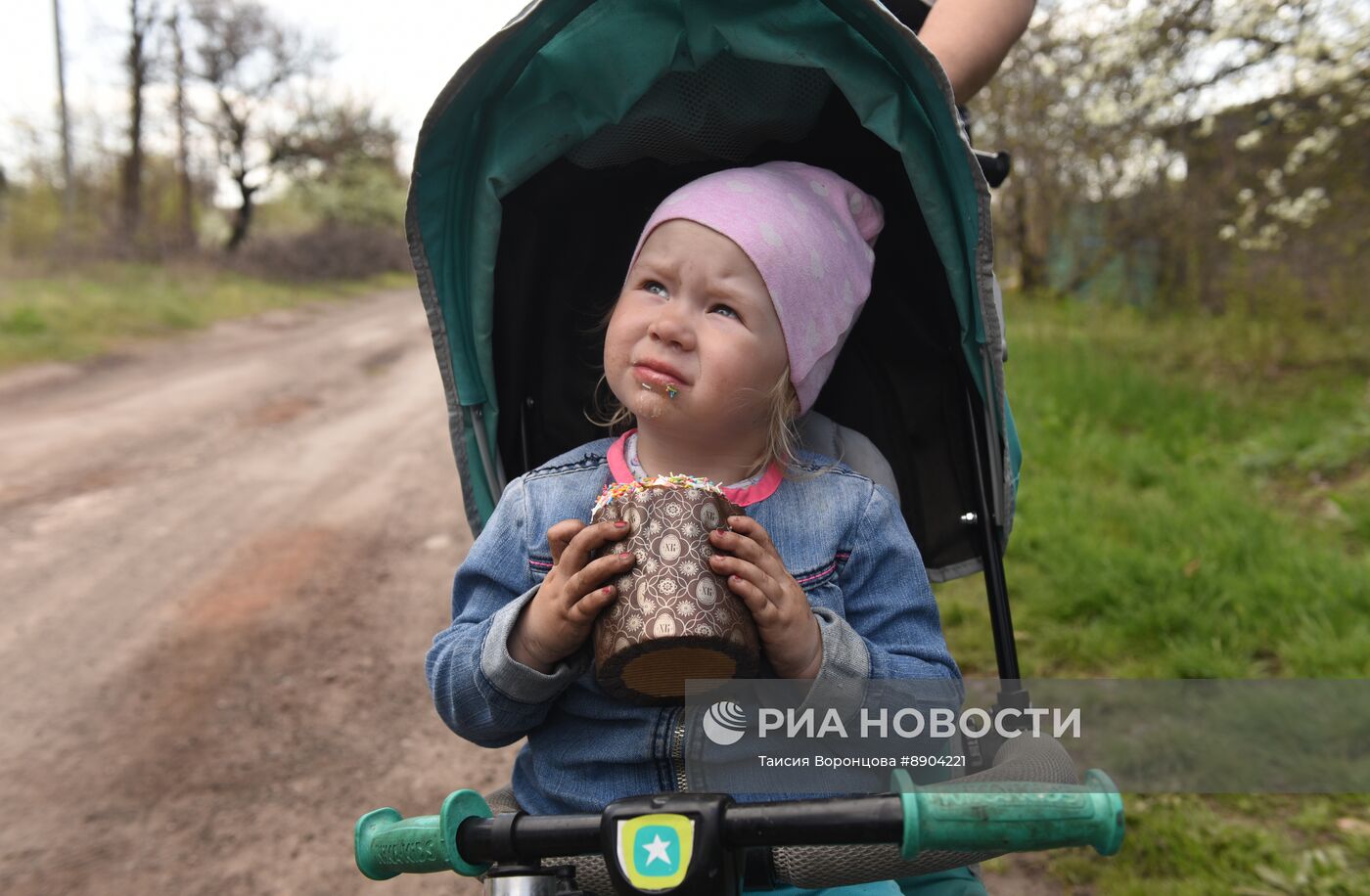 Раздача куличей в ЛНР к Пасхе