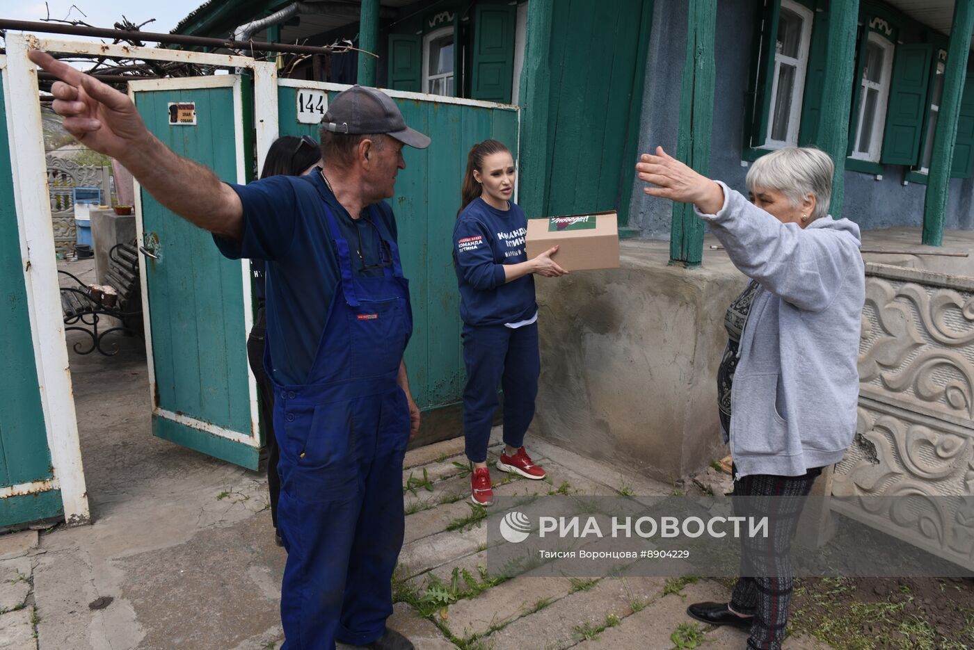 Раздача куличей в ЛНР к Пасхе