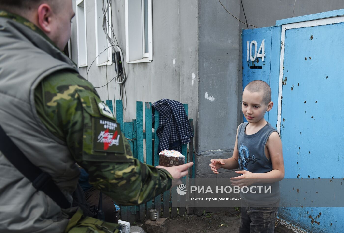 Раздача куличей в ЛНР к Пасхе