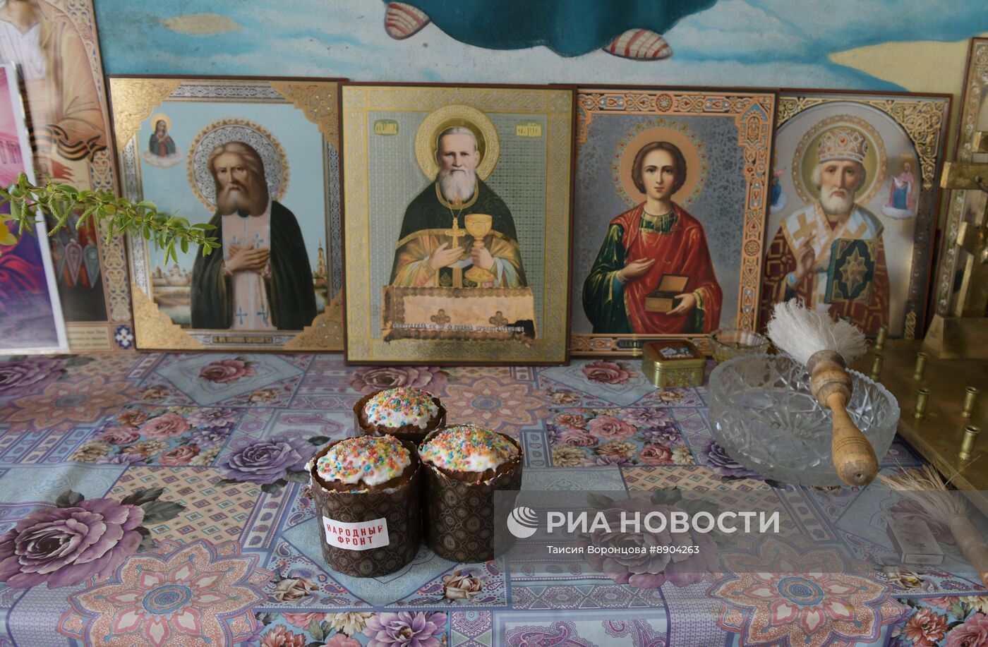 Раздача куличей в ЛНР к Пасхе