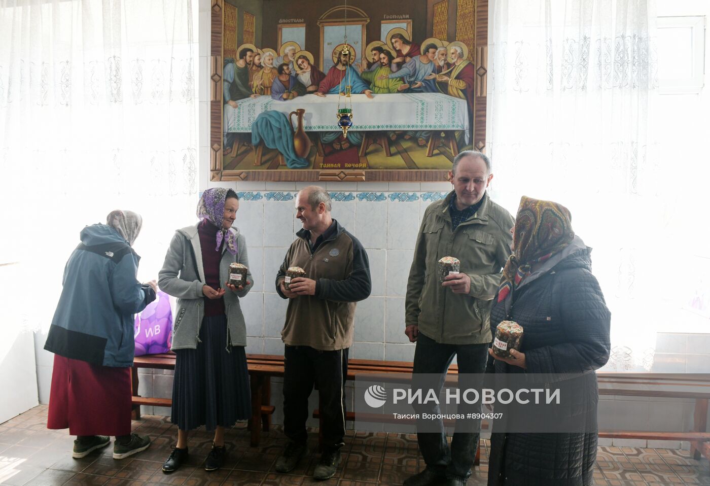 Раздача куличей в ЛНР к Пасхе