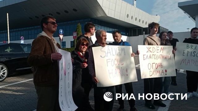 Пикет в аэропорту Кишинева в поддержку архиепископа Маркелла