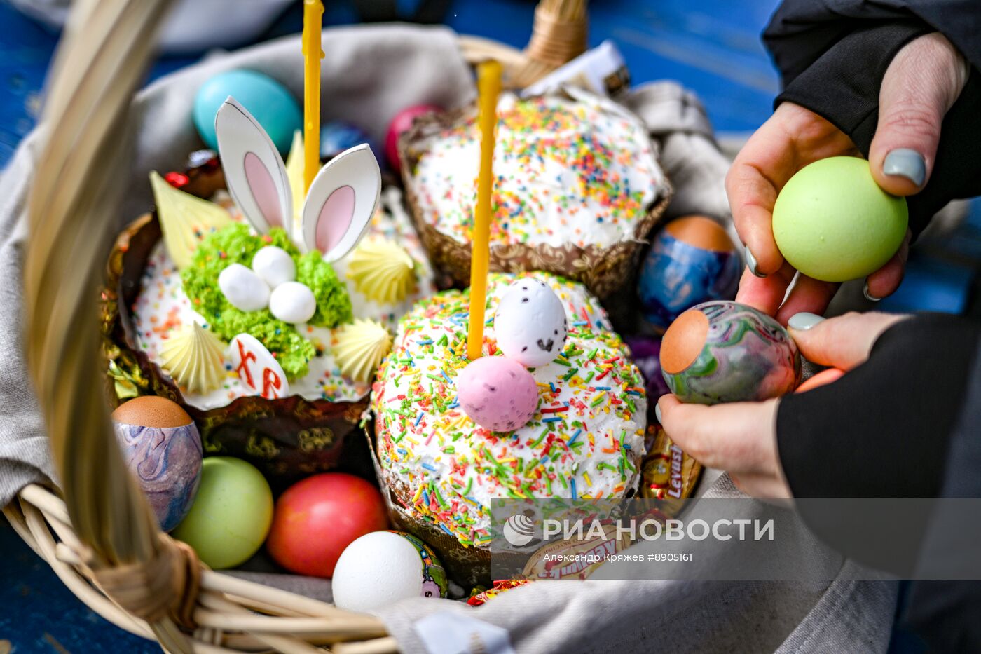 Освящение пасхальных куличей и яиц в Новосибирске