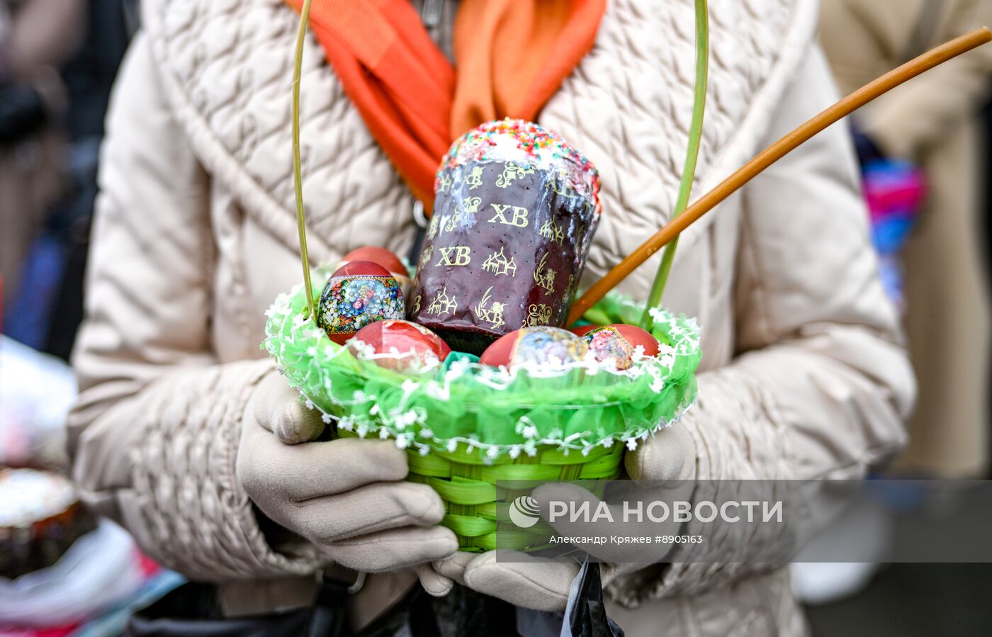 Освящение пасхальных куличей и яиц в Новосибирске