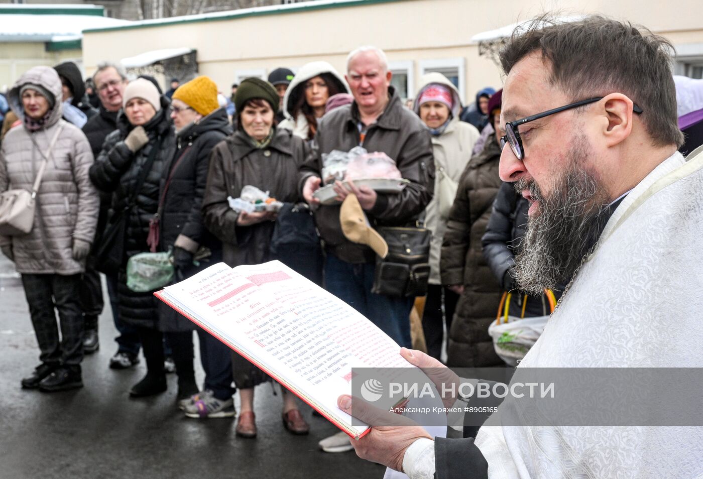 Освящение пасхальных куличей и яиц в Новосибирске